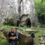 emeryci zwiedzają jaskinię zwierzchowską